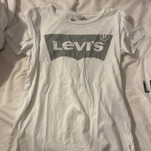 En vit Levis t-shirt men sliverglittrig text
