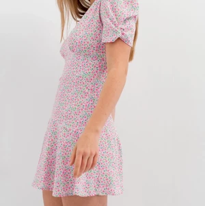 Blommig klänningen i blå och rosa - 100% polyester Finns i rosa och blå Rosa: 1st L, 1st M, 1st S, 1st XS Blå: 1st XS, 1st S 