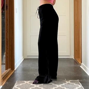 Linnebyxor hm strl s ⭐️ - Säljer dessa oanvända linnebyxor från H&m som inte längre säljs. Dessa har bara legat i min garderob i hopp om användning, men eftersom dem är för långa på mig så har jag låtit dem vara. Storlek s, passar även en m skulle jag säga! Frakt tillkommer 🤍