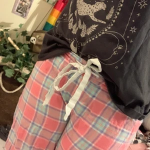 Pastel mjukis byxor M - Lite använda men i bra skick! Lite tajta vid vaderna om man har stora vader😅 Jag hitta dom på typ en liten afär i Falun som inte finns längre det är från en small business tror jag :) 