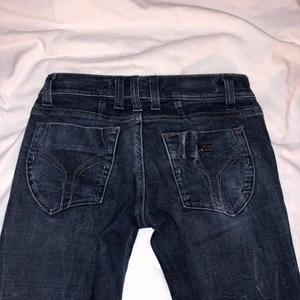 Jeans  - Jätte snygga lågmidjade jeans i storlek 24! Säljer då de inte kommer till användning längre Midjemått: 72cm Innerbenslängd: 82cm. Skriv för fler bilder💞💞