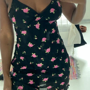 Sommar klänning  - Jättesöt sommarklänning i svart med blommigt mönster | Fint skick | Säljer då den är lite för liten | Köpare står för frakt ❣️