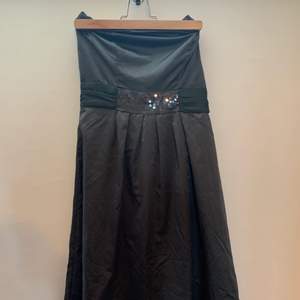2000-talsklänning, min mammas gamla klänning, grå strapless klänning med glitter i mitten, silkeslen