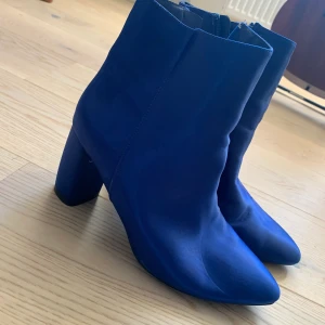 Blå klackskor NAKD  - Härligt mörkblå klackskor i sidenliknande material från NAKD, storlek 38. Frakt tillkommer! 🥰