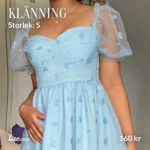  Lång klänning  - Min vän köpte denna klänningen. Men beställde fel storlek, vilket hon gav mig sen men har själv aldrig använt så den är som ny. Kontakta gärna angående att köpa klänningen och mer information om den. OBS!! Det är en lång klänning ingen kort