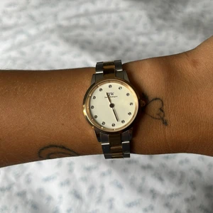 Klocka Daniel Wellington  - Otrolig klocka från Daniel Wellington i modellen Iconic Link Lumine med swarowski-kristaller i urtavlan. Den är 28mm, sparsamt använd och fungerar som den ska! Säljer då jag tyvärr inte får användning för den längre, nypris 2999kr 💘