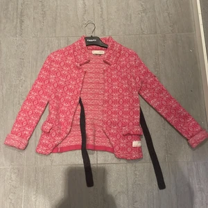 Odd Molly kofta - Skick:Oanväd Storlek:1 passar barn Färg:Rosa,svarta band