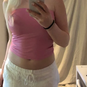 Två somriga toppar ifrån vero Moda  - Två jättefina bandlösa toppar ifrån vero Moda!💕 Den blåa är i M och den rosa i S men de båda känns lika stora! En för 100kr eller båda för 150kr