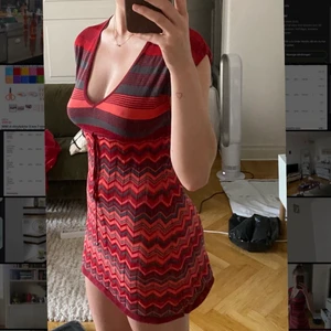 Missoni kort klänning  - Superfin missoni-inspirerad klänning! Väldigt kort på mig som är 171 men galet snygg! Storlek S!