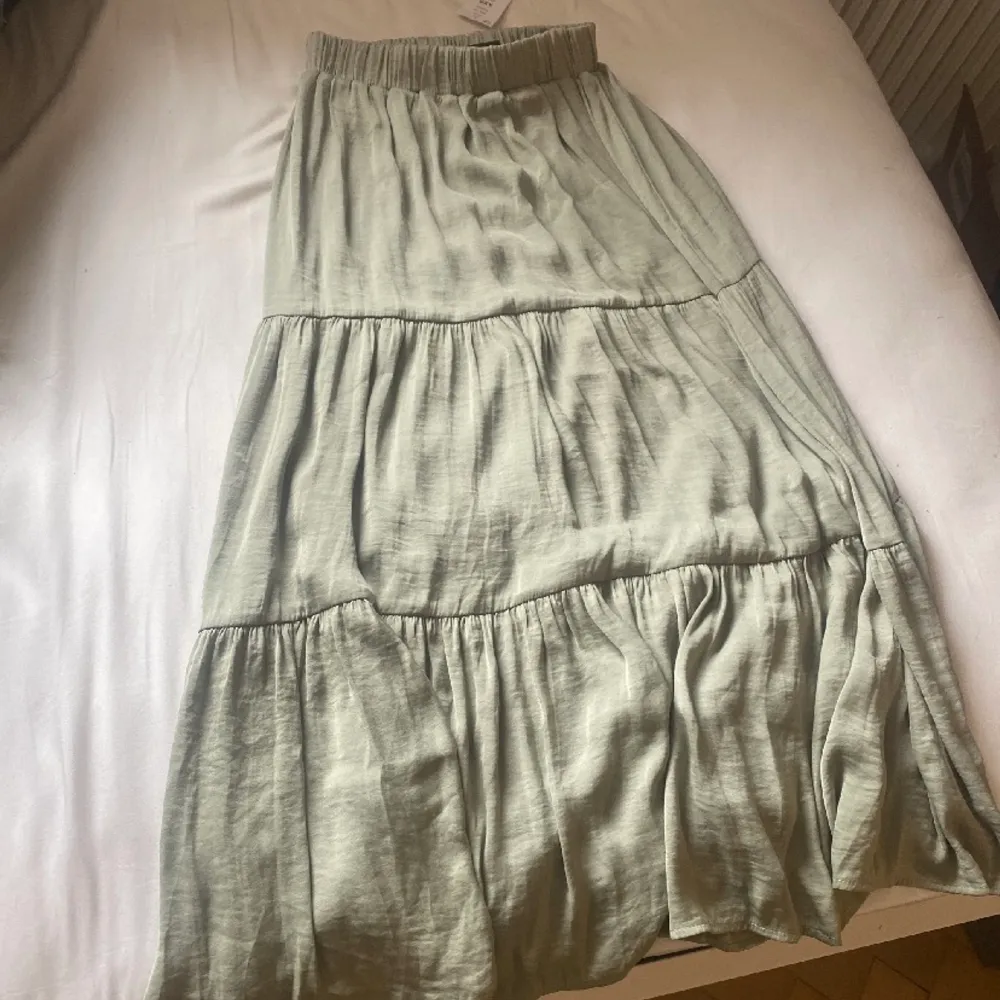 Aldrig använd! Prislappen kvar. Ljus/pastellgrön kjol från Gina tricot, köpt för 330kr. Står XS, men skulle säga XS-S. Kjolar.