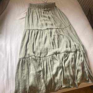 Aldrig använd! Prislappen kvar. Ljus/pastellgrön kjol från Gina tricot, köpt för 330kr. Står XS, men skulle säga XS-S