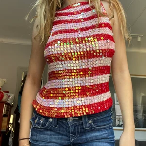 Röd vit paljett topp - Super fin paljett topp i röd och vit, reflekteras super fint mot ljuset
