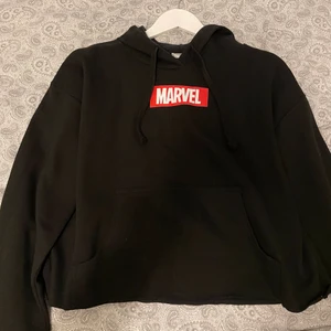 Marvel hoodie - Svart hoodie med marvels logga på framsidan. Köpt på amazon för några år sedan men har aldrig använts så nyskick. Har klippt bort lappen med strl men skulle gissa på xs/s 💛💛 110kr + frakt. Osäker på vad frakten ligger på men kollar upp vid intresse☺️☺️