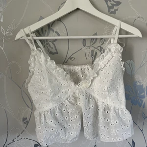 Blus topp - Aldrig fått användning av så därför säljer jag den. Väldigt gullig och inte genomskinlig vid brösten👌🏼 