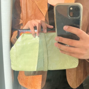 Vintage Liten knappväska grön ormskinn - Svincool knappväska i ormskinnliknande ormliknande material i ljusgrönt!🪩 superfint spänne som öppnar och stänger som på bild 3.  