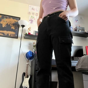 Manchester cargo byxor - Jättefina manchester cargopants köpt second hand, knappt använda! Säljer då de inte riktigt är min stil längre. Pris kan diskuteras!! Samfraktar gärna