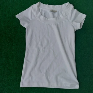 Vit tröja - Funkar både som t-shirt och off shoulder. Är ett skönt och strechigt material med fin krage.  Skriv vid frågor❤