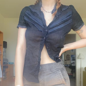 Svart kortärmad blus  - Bra jävla blus perfekt till allt. Lite genomskinlig. Nyskick!
