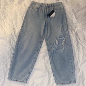 Ripped boyfriend jeans - Ljusblåa ripped boyfriend jeans från Stradivarius i storlek 40. Helt oanvända och lappen sitter kvar.