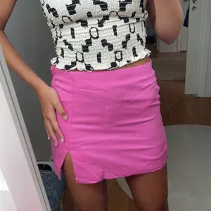 En galet snygg kort kjol som både kan klä upp och ner 💕 storlek 36