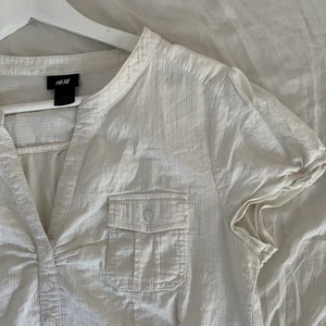 Sommar blus  - Fina somrig och trendig blus - super fin ihop med ett par lågmidjade jeans/byxor! 