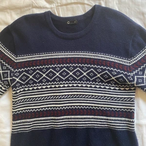 Stickad tröja - En mörkblå stickad tröja med stickade mönster 🧶 Endast provad✨Skriv för fler bilder. 