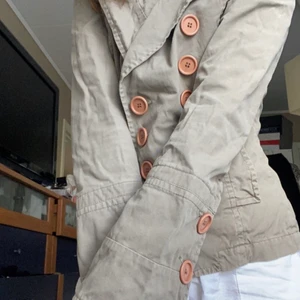 Jacka - Grön jacka, 00-tal. Passar mig som är S men skulle förmodligen passa M eller XS beroende på hur man vill att  den ska sitta, bra vårjacka/ höstjacka