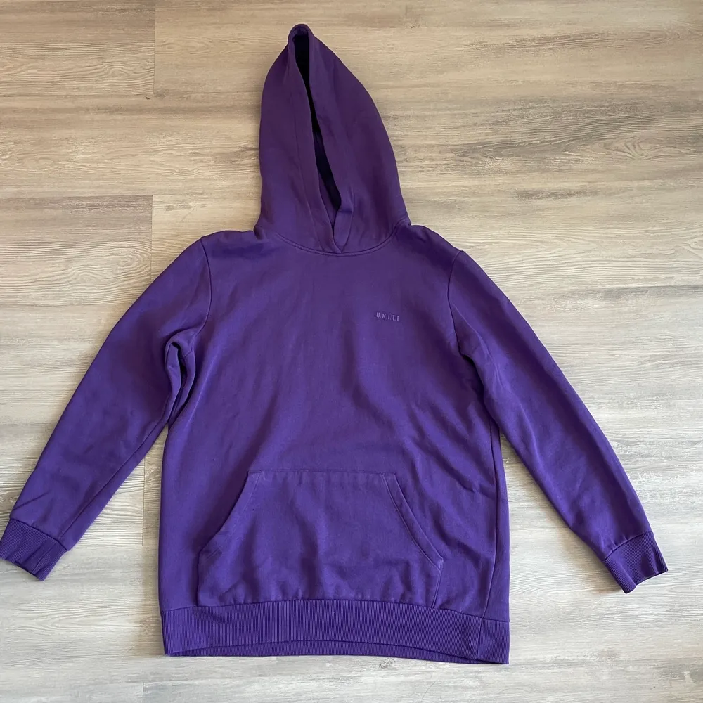 En fin lila hoodie med en liten text, storleken är 170 men passar som en S/M. Hoodies.