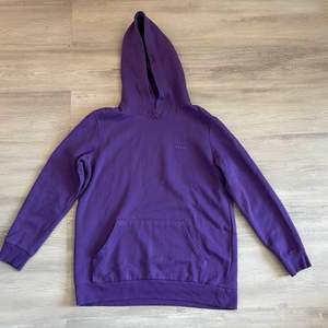 En fin lila hoodie med en liten text, storleken är 170 men passar som en S/M