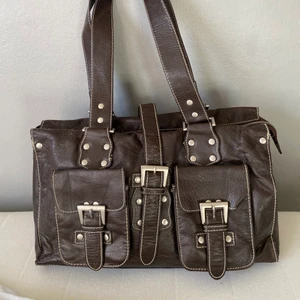 Handväska - En jättesnygg brun väska med många fack och fina detaljer! I ett fint skick, bara få repor. Får plats med mycket och perfekt nu till sommaren!🌸 34 cm lång, 13cm bred