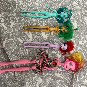 Moster high  - 2 monster high dockor (den gröna och rosa är inte kvar)   50 st, 150kr för alla  Pris kan diskuteras 