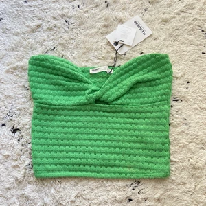 Grön topp - Säljer denna supper fina bandeau topp från pull and bear helt ny endast testad! Alla är egna bilder! Kom prv för fler bilder! Storlek XS säljer för 99 !❤️❤️