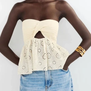 Zara topp - Säljer denna jättesöta och populära toppen från zara i storlek S! Har bara använt den en gång så den är i väldigt bra skick💕