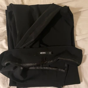 Kostymbyxor  - SÅÅÅ fina kostymbyxor från bilbok som är jätte poppis. Så sköna och användbara, säljer pga att jag inte är bekväm i kostymbyxor!