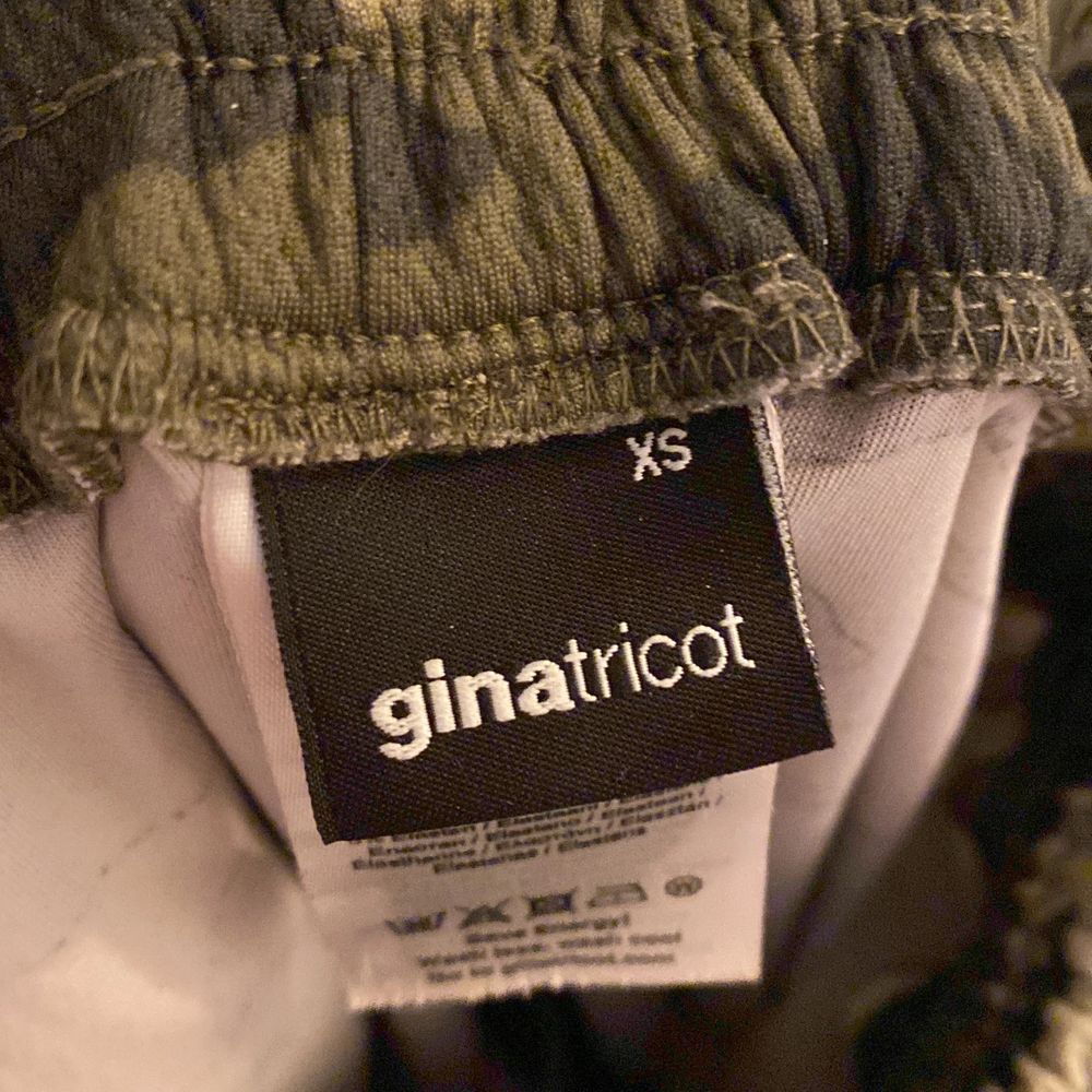 Säljer ett par camouflage byxor från Gina tricot. Byxorna saknar snöre vid midjan men dom har en ganska bred resår. Byxor sitter baggy.. Jeans & Byxor.