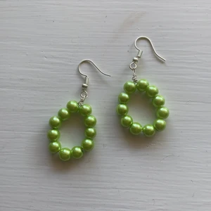 Örhängen - Handgjorda örhängen i gröna pärlor (frakt=20kr)