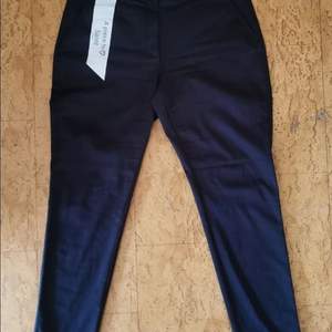 Nya med tags! Saint Tropez marinblå kostymbyxor / chinos / slacks. Classic fit.  Storlek XL.