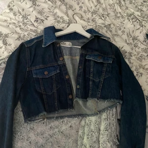 Jeansjacka - Nyskick på den här finfina kroppade jackan från hollister. Har för mig att den då kosta runt 500 kr men har valt att sänka priset. Köparen står för frakt❤️