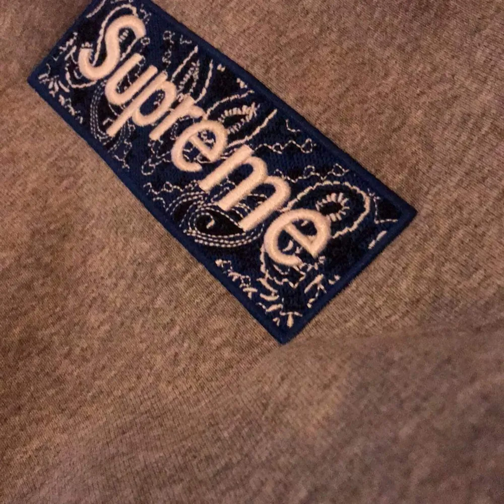 Säljer en grå supreme hoodie i storlek S. Inte mycket använd men legat i garderoben cirka 3 år.  Har inte kvar kvitto men tröjan är äkta. Post eller träff i Norrköping. . Tröjor & Koftor.