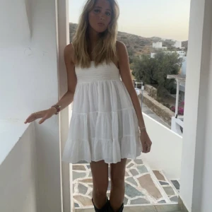 Zara kläning - Säljer dena ass snygga klänningen från zara!❤️‍🔥perfekt att ha med en stickad tröja nu till sommar vår💫❤️‍🔥 den är i stolek m men sitter mer som en s! KÖP DIREKT FÖR 400