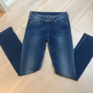 Ett par skit snygga low waist pepe jeans i modellen straight leg. Knappt andvända, köparen står för frakten💙💗