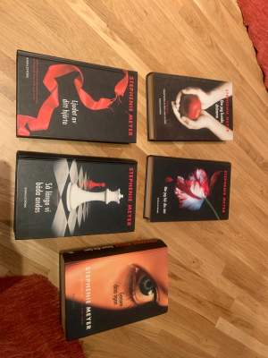 Hela twilight bok serien på svenska + genom dina ögon ( av samma författare) Alla böckerna är i samma storlek ( hardcover) . Jag har dubbletter av böckerna så tänkte varför it sälja de . 1 för 30kr eller alla för 100kr - kolla även mina andra bok annonser