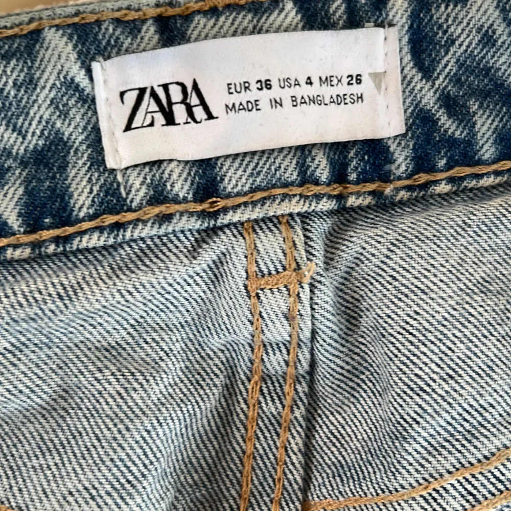Fina jeans från zara. Modellen är straight  så den sitter lite mer löst än skinny jeans.. Jeans & Byxor.