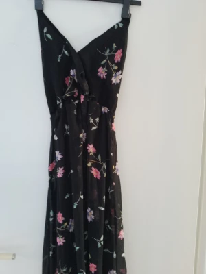 Klänning  - Klänning med blommigt mönster i nyskick 