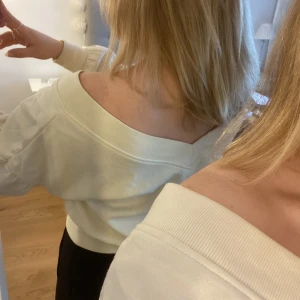 Tröja - Säljer min off shoulder tröja från NA-KD, då den inte kommer till användning. Supermjuk insida, ballongärm och V-ring.