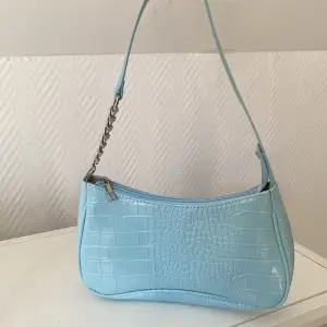 Babyblå väska från Shein. I mycket bra skick och kvalité! 🦋