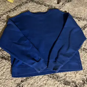 Säljer denna superfina blåa tröja! Inte andvänd så mycket men några gånger! Inga defekter! Storlek xs men lite oversised så xs/s. Hör av dig om du är intresserad!💕🤗