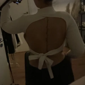 Öppen rygg - Säljer denna topp från Zara🤍Den stickade toppen är öppen i ryggen med ett snöre som man kan knyta! Tröjan är sparsamt använd🤍