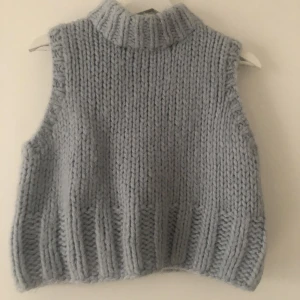 Väst från Zara  - Stickad väst från Zara, helt oanvänd. Köpt secondhand men ser inga tecken på användning. Nytvättad med sköljmedel. Frakt ingår i priset. 216:- 