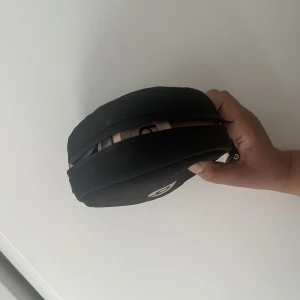 Beats Hörlurar med bra skick! - Används sparsamt och är bra skick! Orginal laddare medföljes samt en liten väska.   